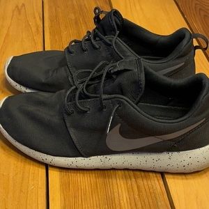Men’s size 10.5 Nike Roshe